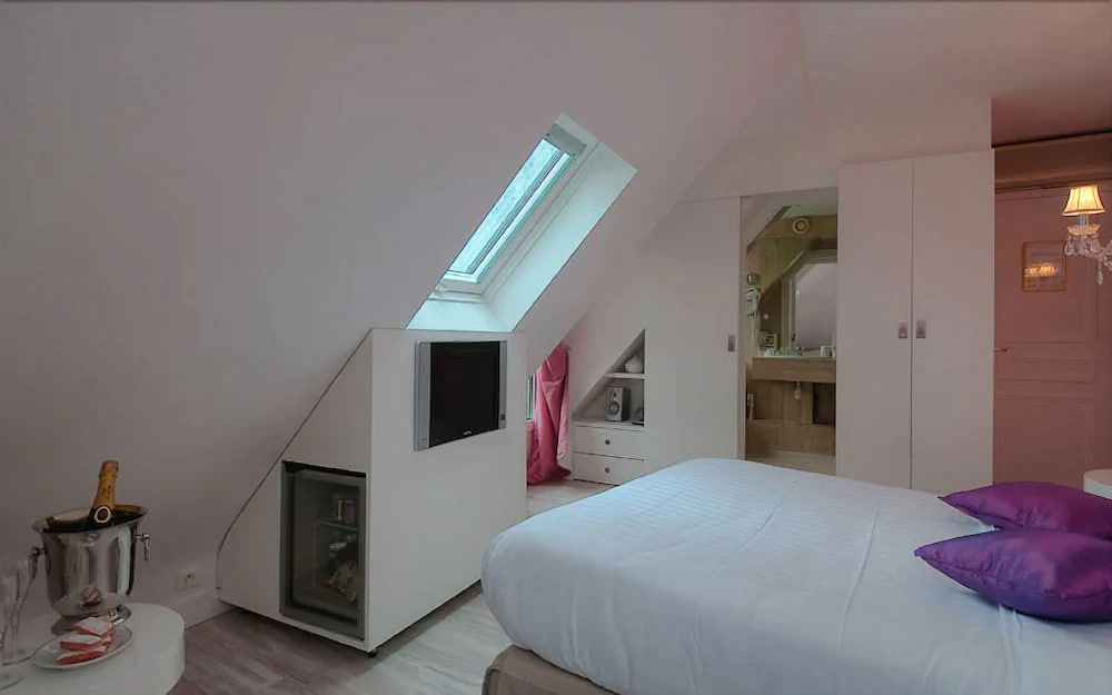 Cluny Square Suite (Romance) 5