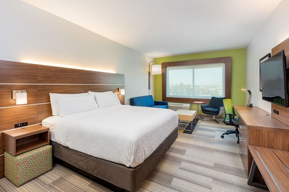 Suite, 1 King Bed, Accessible