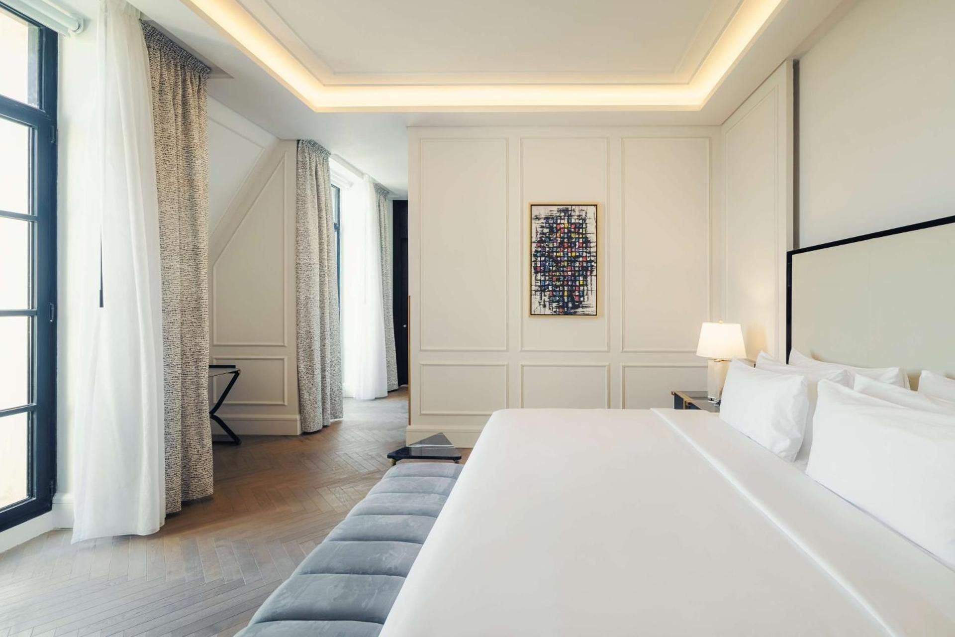 Suite - Lounge Access