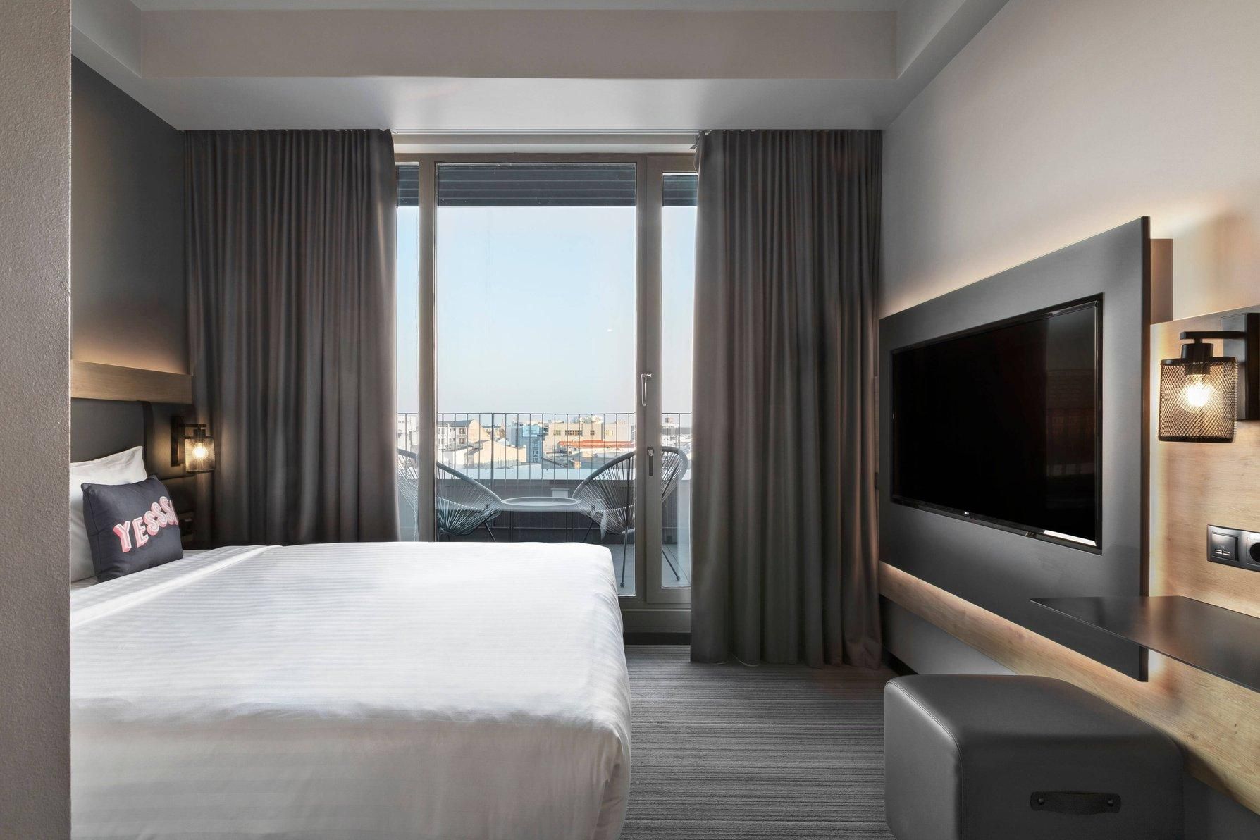 Moxy Superior, Guest room, Queen, Street view, Balcony