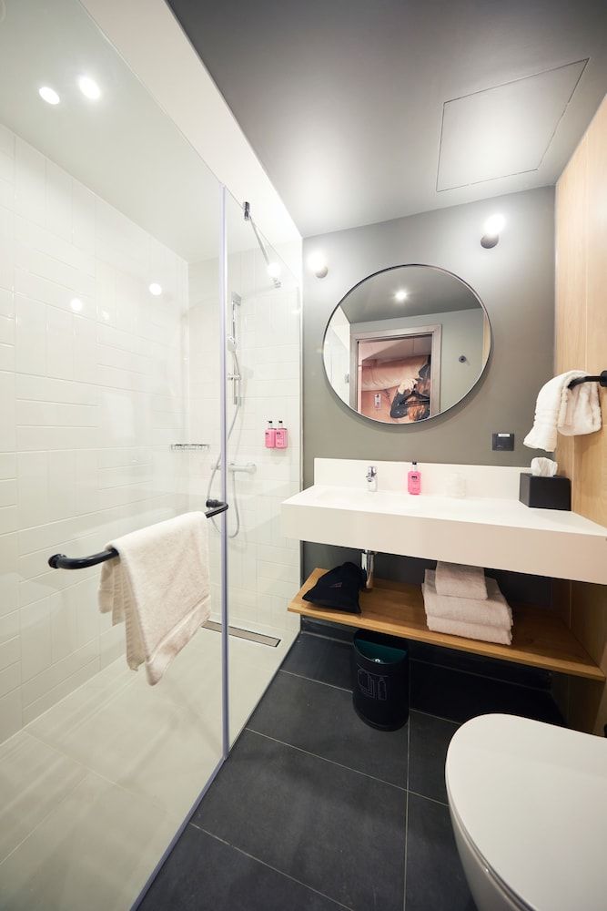 Moxy Bucharest Old Town Standard Room, 1 Queen Bed 10