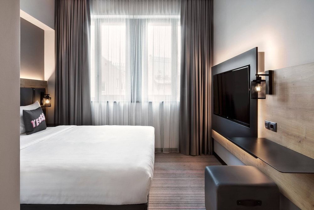 Moxy Bucharest Old Town Standard Room, 1 Queen Bed 5