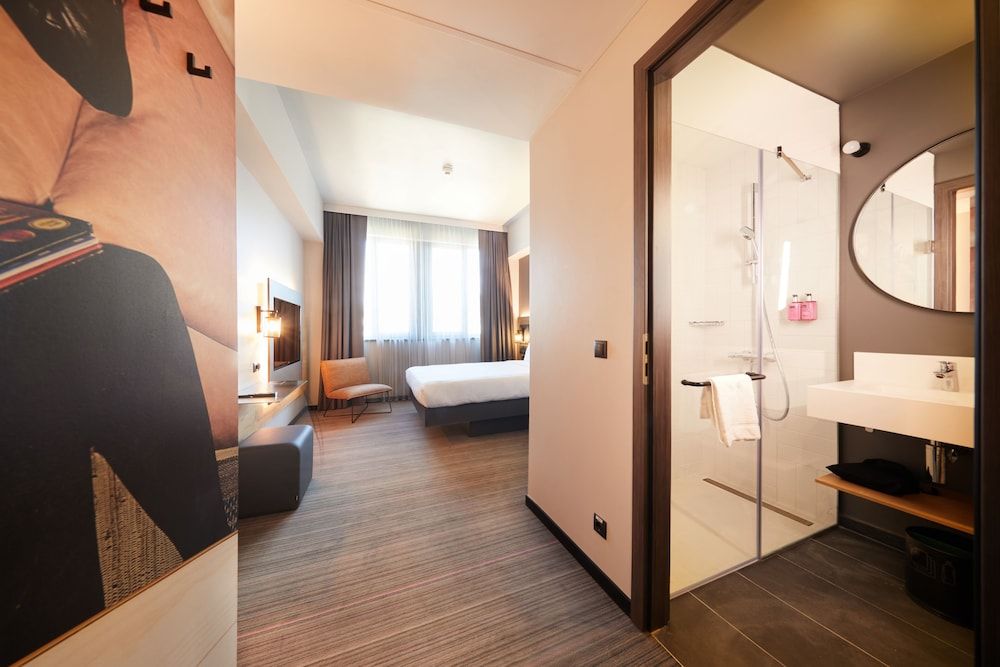 Moxy Bucharest Old Town Standard Room, 1 Queen Bed 6