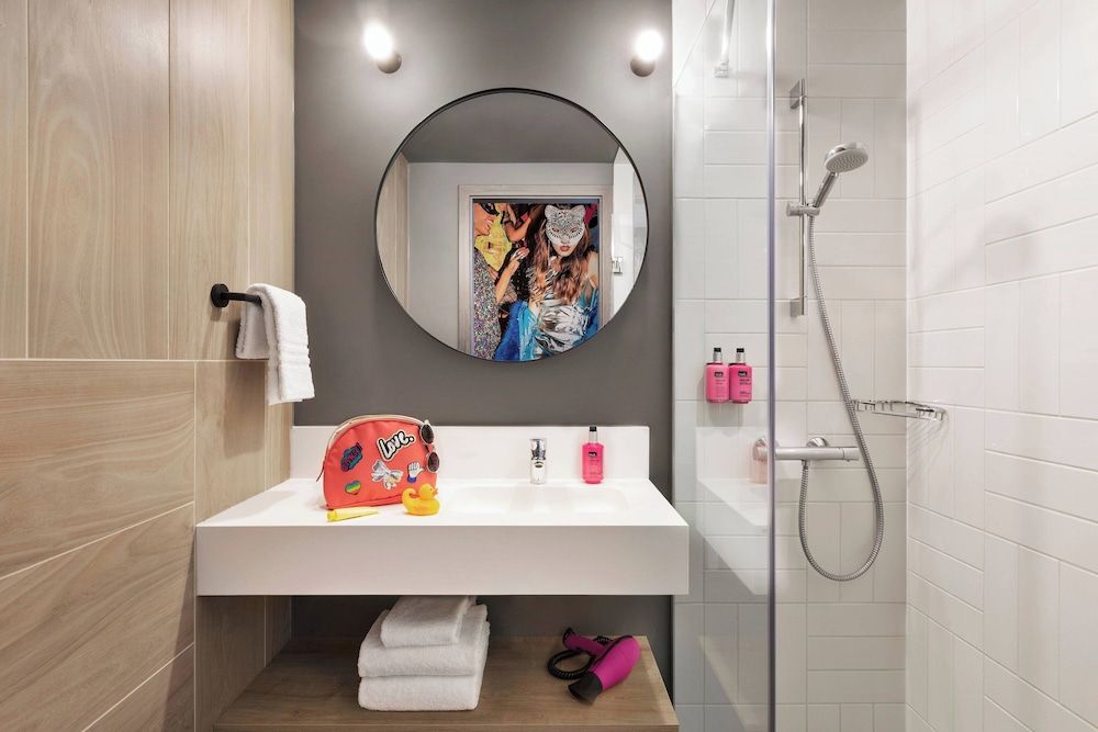 Moxy Bucharest Old Town Standard Room, 1 Queen Bed 9