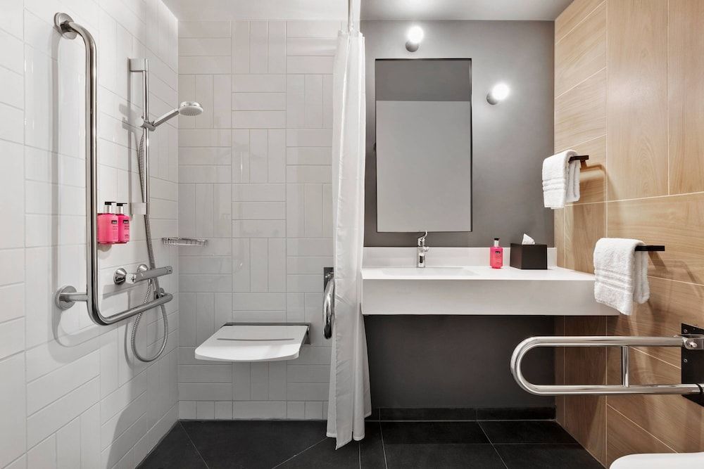 Moxy Bucharest Old Town Standard Room, 1 Queen Bed 8