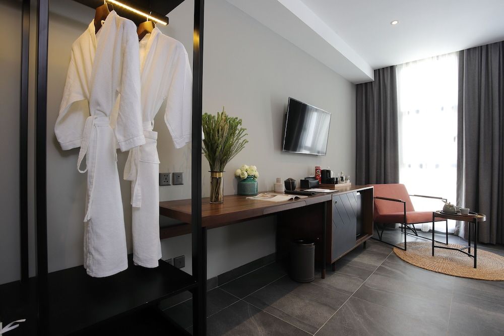 Baitong Hotel & Resort Standard Room, 1 King Bed 5