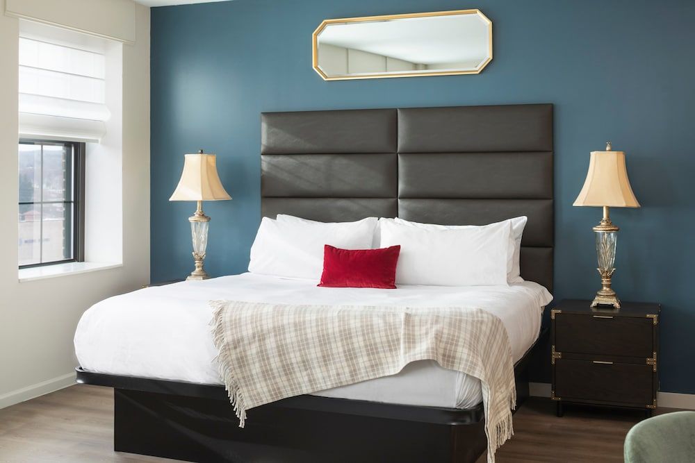 Landmark Inn Suite, 1 King Bed (Soaking Tub)