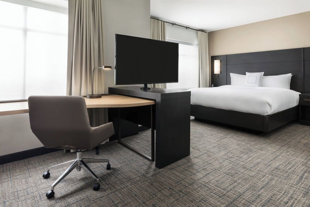 Studio, 1 King Bed with Sofa bed (Mobility/Hearing Access, Roll-In Shwr)