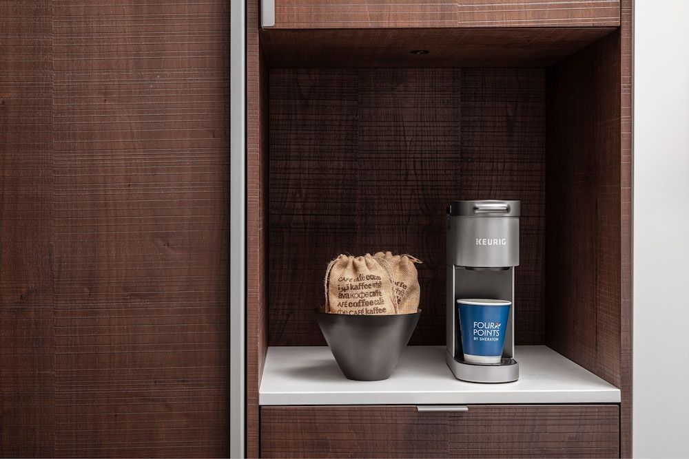 Four Points by Sheraton Flushing Deluxe Single Room, 1 King Bed 6