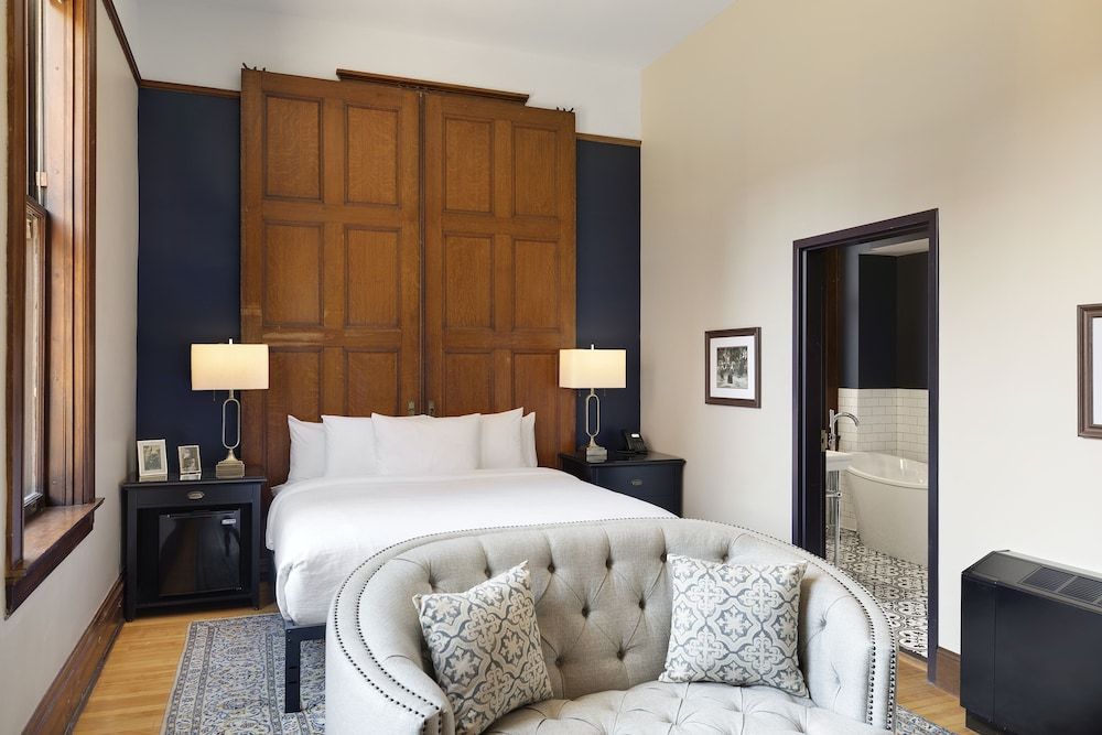 Suite, 1 King Bed (Celeste Suite)
