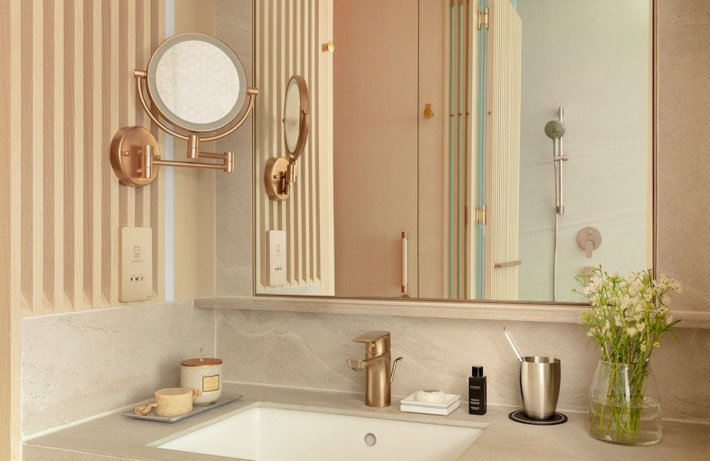 The Silveri Hong Kong - MGallery Classic Room, 1 Queen Bed (Urban Oasis View) 6