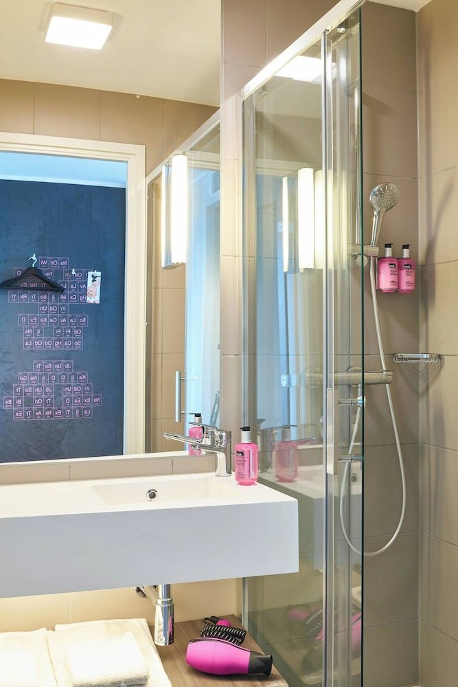 Moxy York Room, 1 Queen Bed, Non Smoking 6