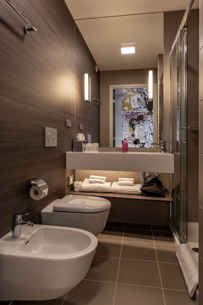 Moxy York Room, 1 Queen Bed, Non Smoking 5