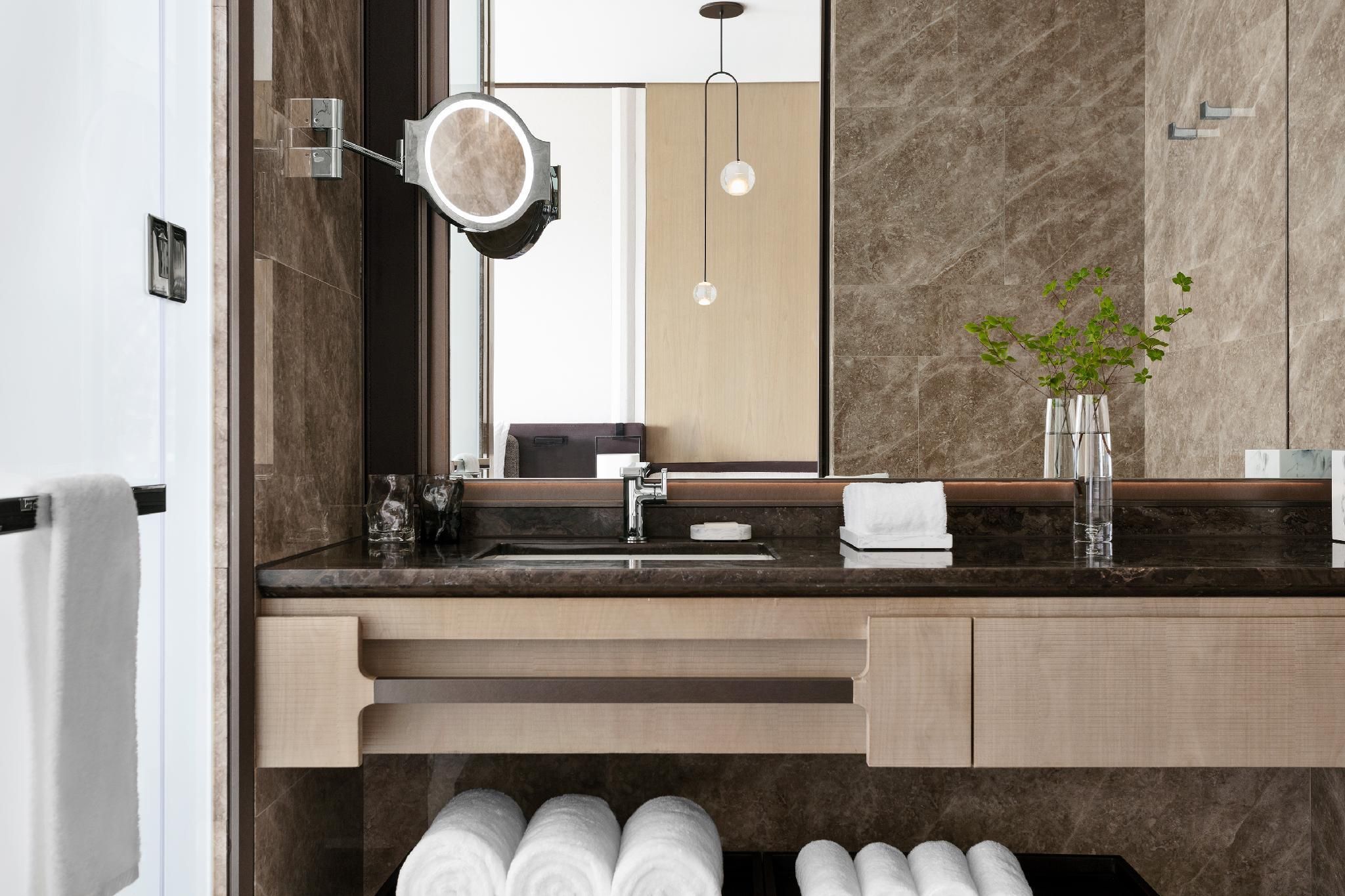 Guest room, 1 King, River view, Corner room