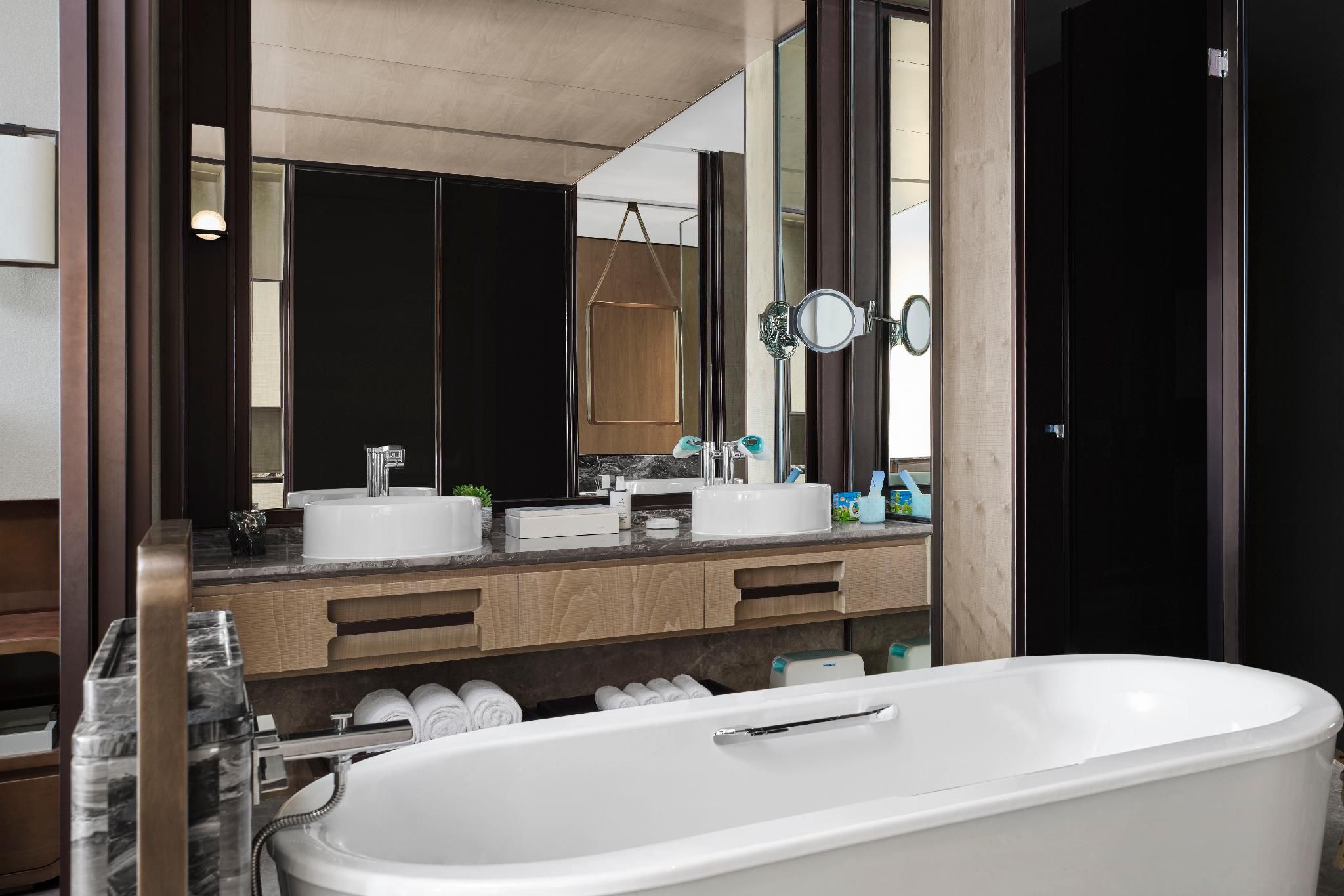 Family by JW Room, Guest room, 1 King, River view