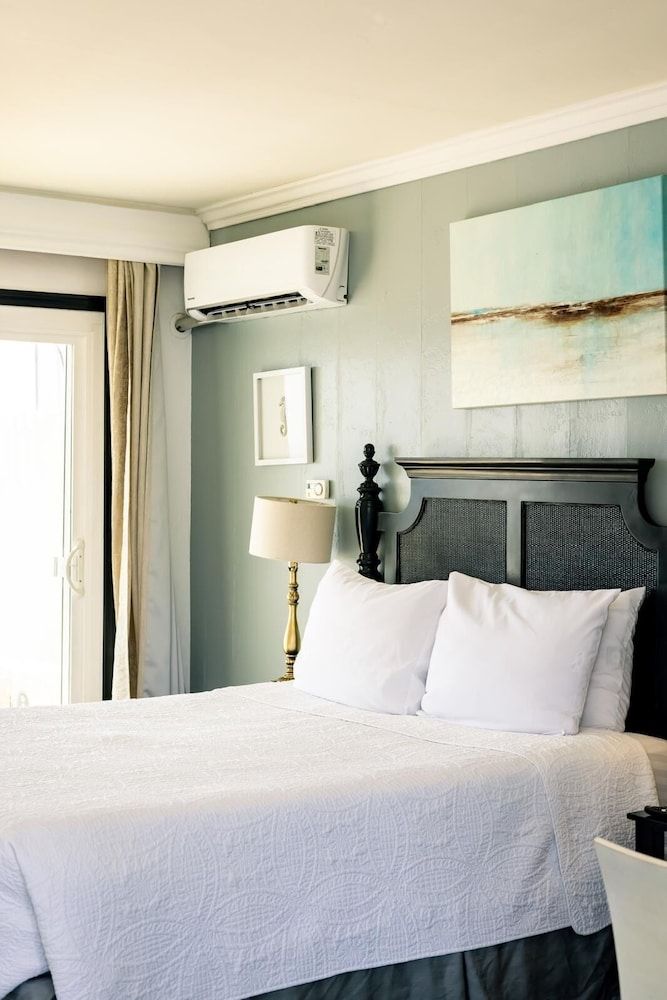 Laguna Cove Hotel Queen Room with Ocean View 4