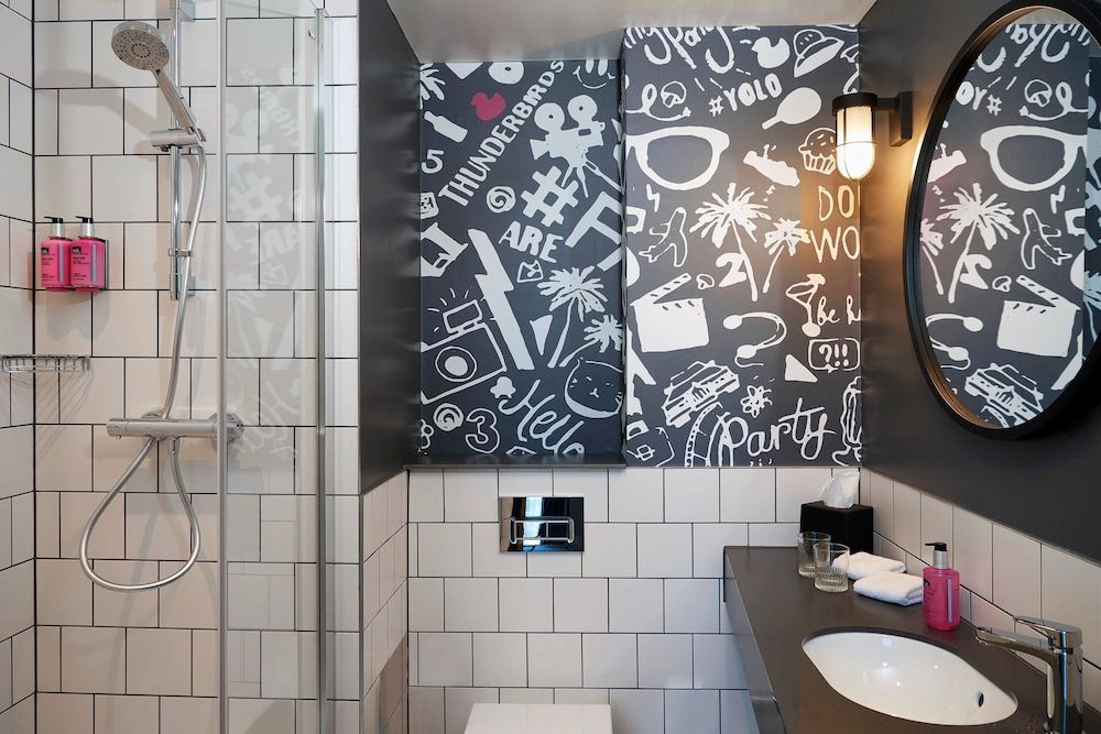 Moxy Slough Room, 1 Queen Bed, Non Smoking 8