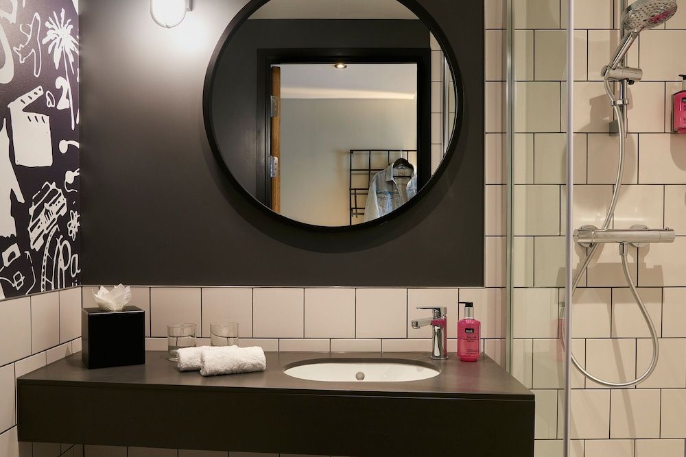 Moxy Slough Room, 1 Queen Bed, Non Smoking 9