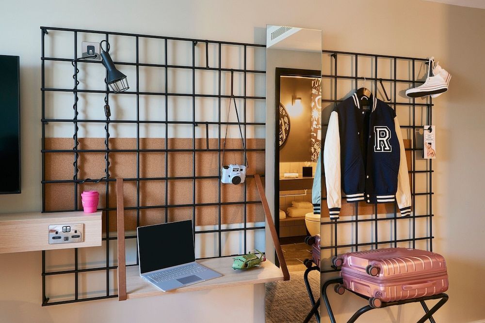 Moxy Slough Room, 1 Queen Bed, Non Smoking 10