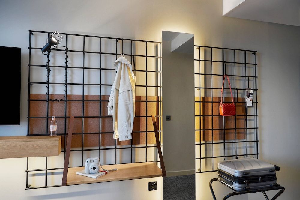 Moxy Slough Room, 1 Queen Bed, Non Smoking 11