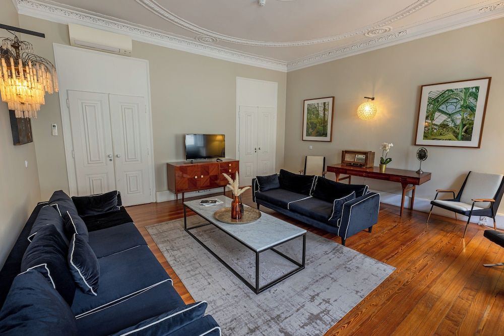 Le Consulat Deluxe 2 Bedroom Apartment 15