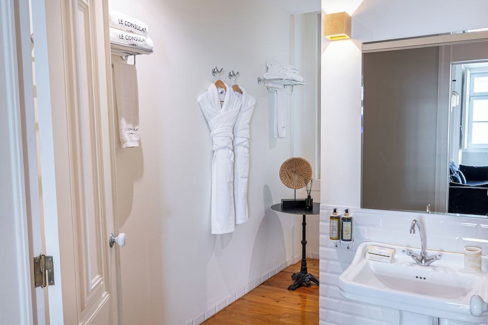 Le Consulat Deluxe 2 Bedroom Apartment 13