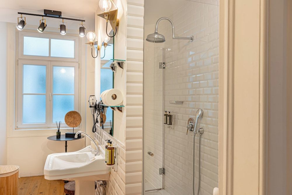 Le Consulat Deluxe 2 Bedroom Apartment 12