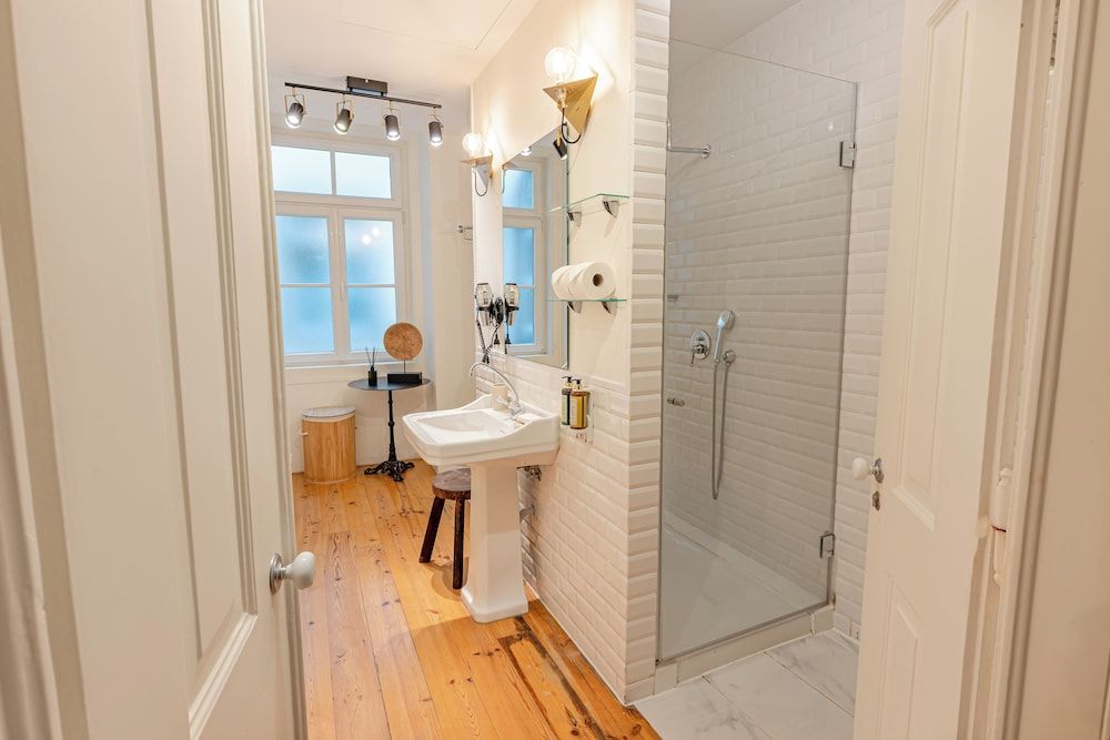 Le Consulat Deluxe 2 Bedroom Apartment 11