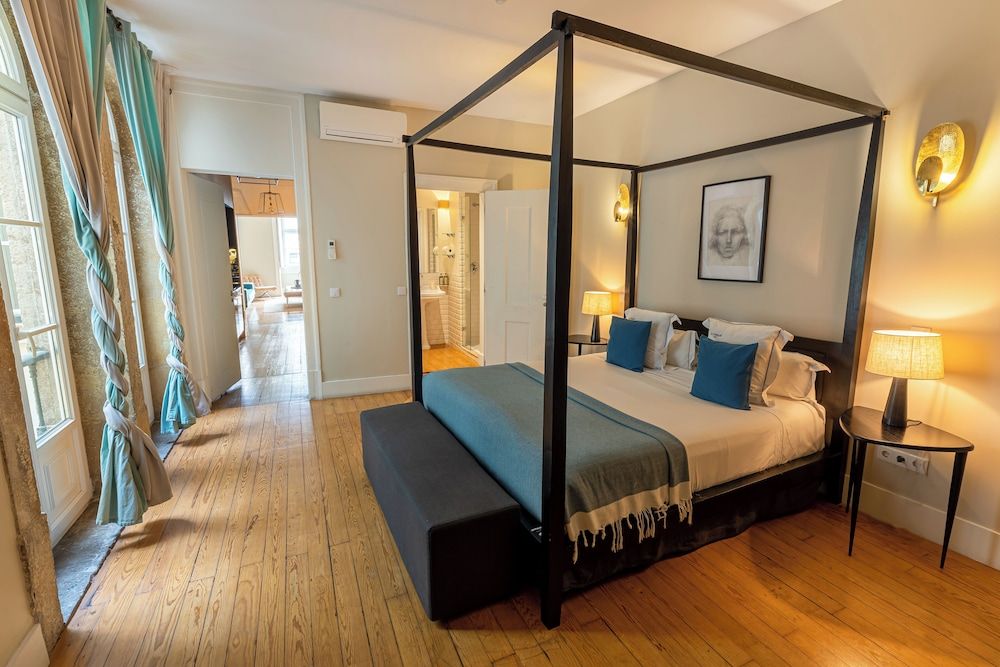 Le Consulat Deluxe 2 Bedroom Apartment 9