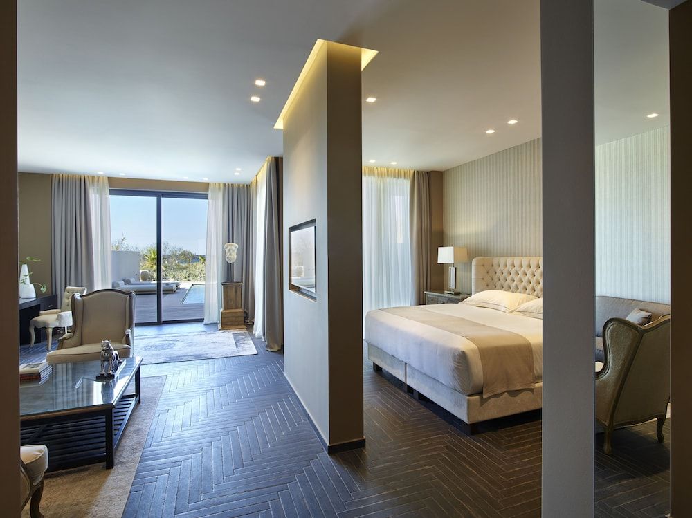 Executive Suite, Private Pool