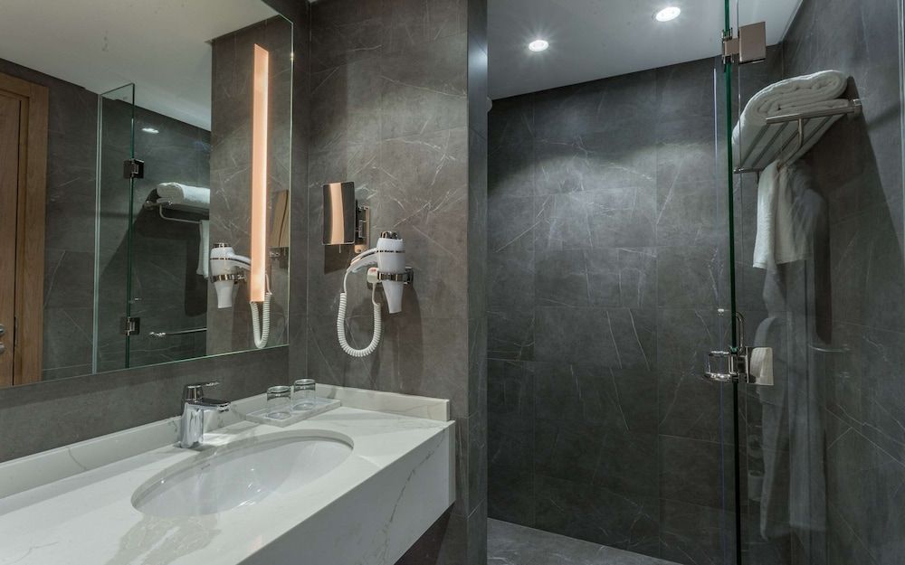 Clarion Hotel Jeddah Airport Standard Room, 1 King Bed 11