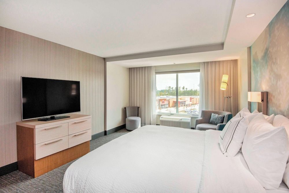 Suite, 1 King Bed with Sofa bed, Non Smoking