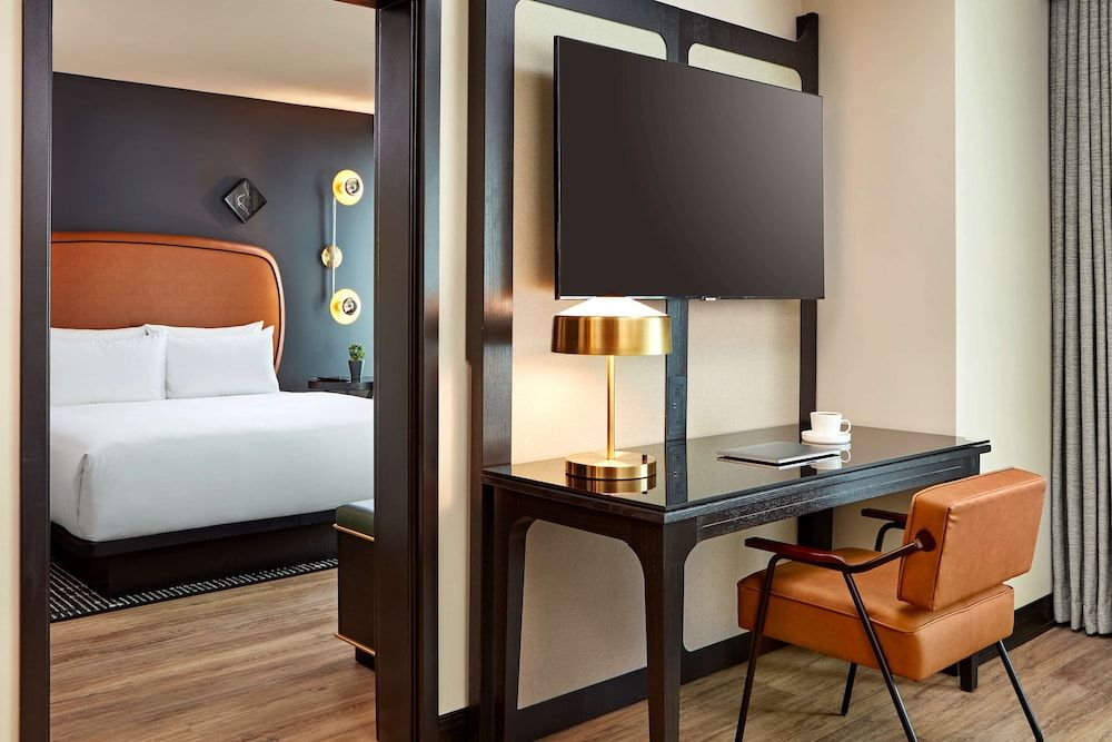 Suite, 1 King Bed (Capitol Dome View)