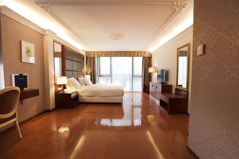 Chasse Hotel Junior Suite, 1 King Bed, Bathtub 2