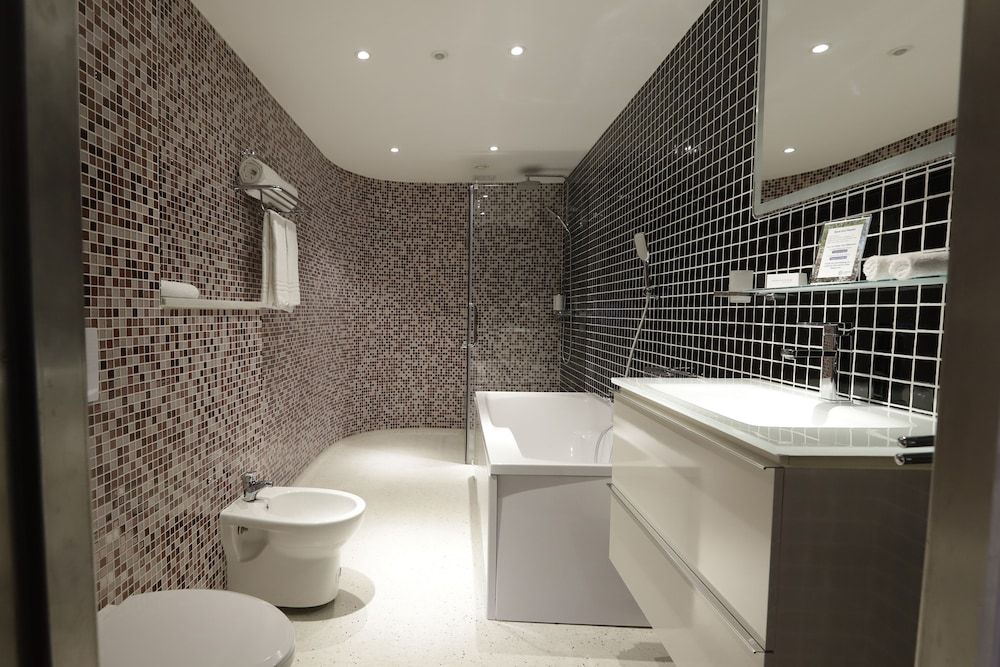 Chasse Hotel Junior Suite, 1 King Bed, Bathtub 3