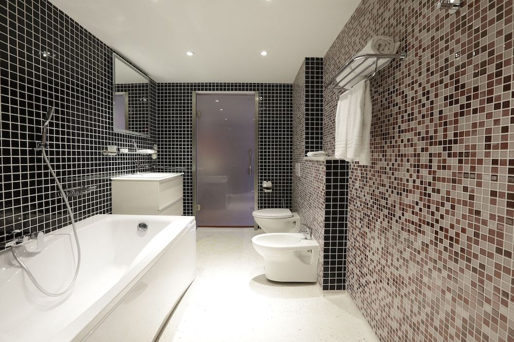 Chasse Hotel Junior Suite, 1 King Bed, Bathtub 4