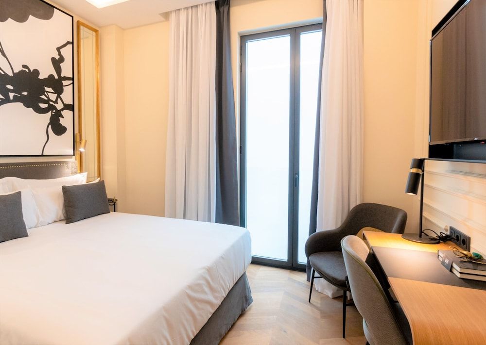 L&H Gran Via Valencia Superior Room 2