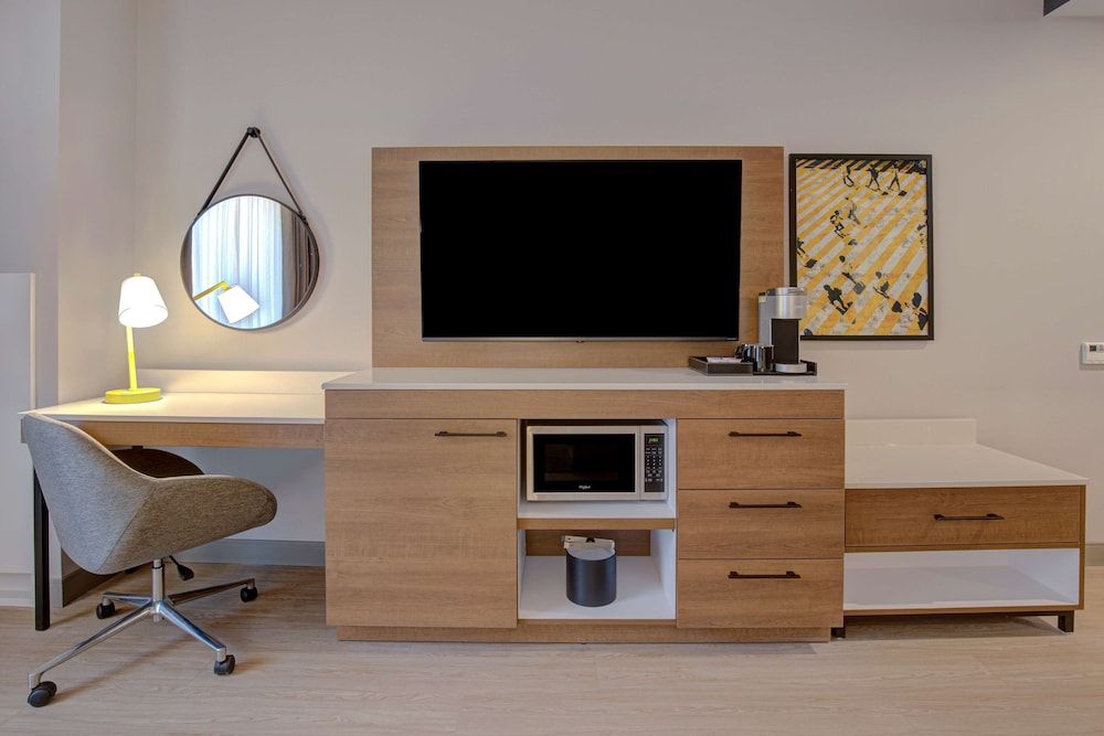 undefined Hampton Inn by Hilton Montreal Downtown 10