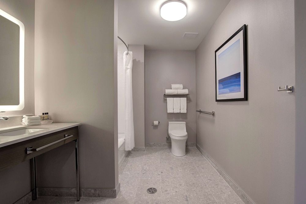 undefined Hampton Inn by Hilton Montreal Downtown 8