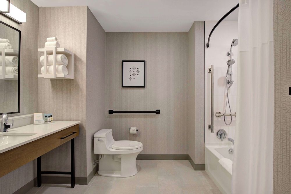 undefined Hampton Inn by Hilton Montreal Downtown 9