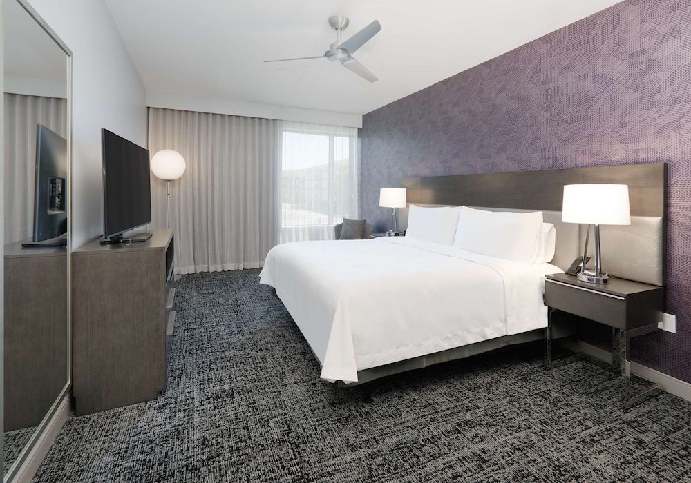 Suite, 1 King Bed, Accessible, Bathtub