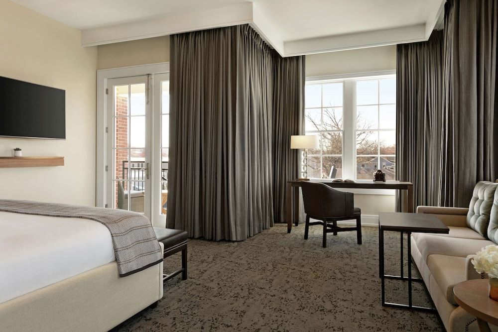 Junior Suite, 1 King Bed, Accessible (Roll-In Shower)