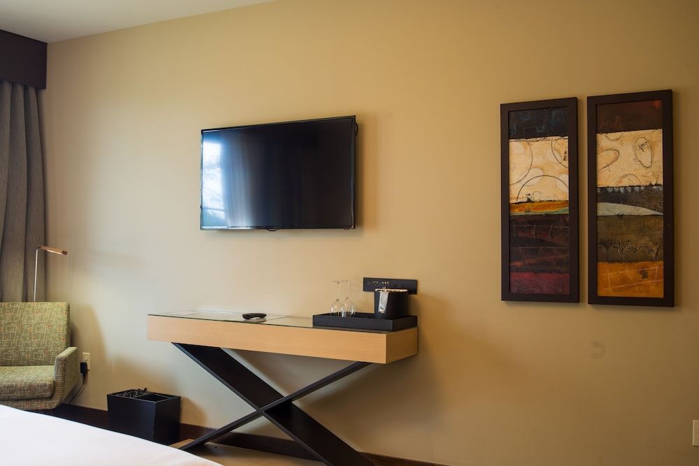 Tetherow Resort Standard Room, 1 King Bed, Resort View (Call for dog-friendly options) 3