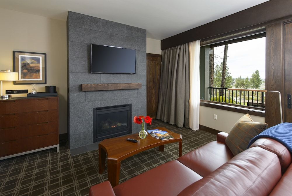 Tetherow Resort Deluxe Room, 1 King Bed, Mountain View/Golf Course View 5