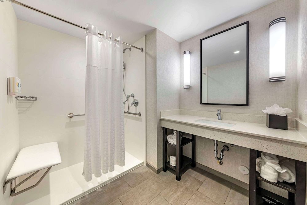 Comfort Inn & Suites Miami International Airport Room, 1 King Bed, Accessible, Non Smoking 4