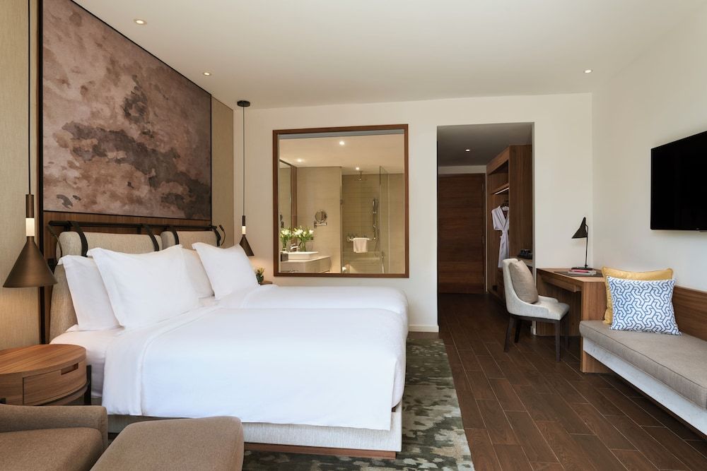 Superior Room, 1 King Bed, Pool Access