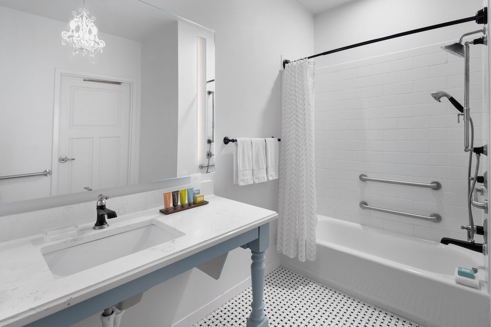 Beaufort Hotel NC King Urban View ADA Tub 4