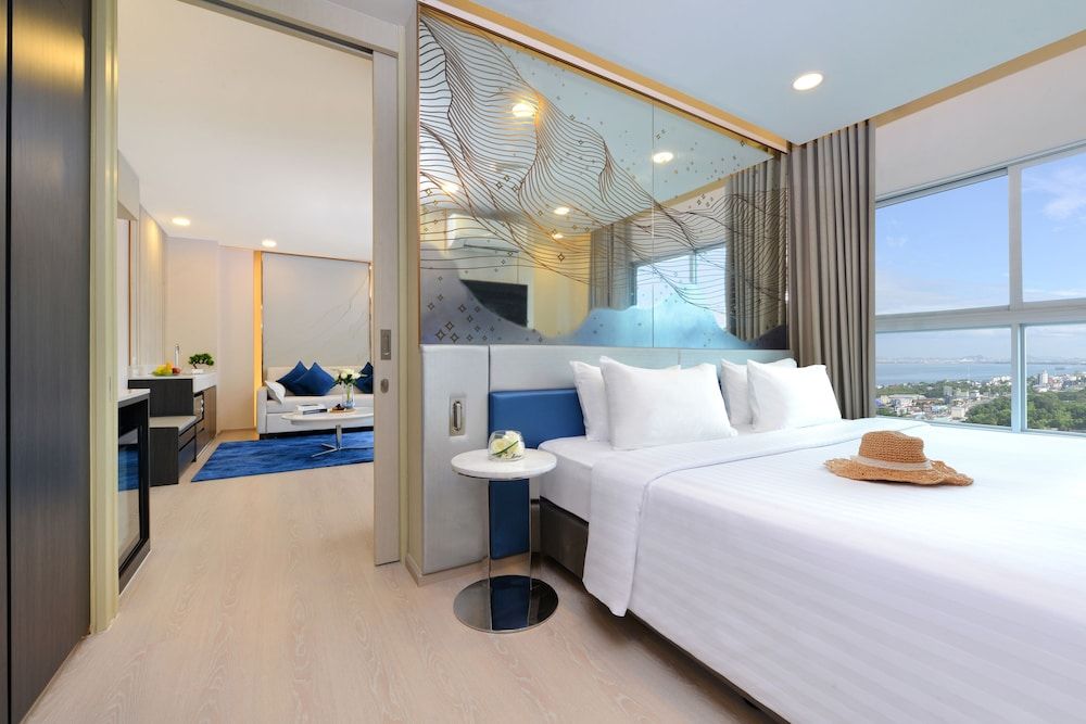 Grand Room, 1 King Bed, City View
