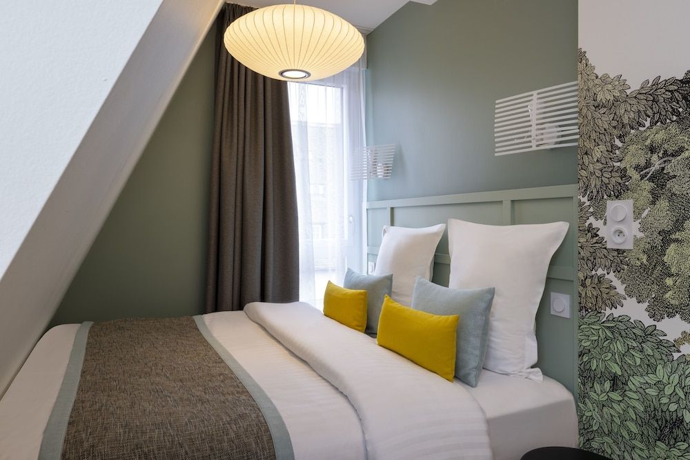 Hotel Du Dragon Room, under the roof