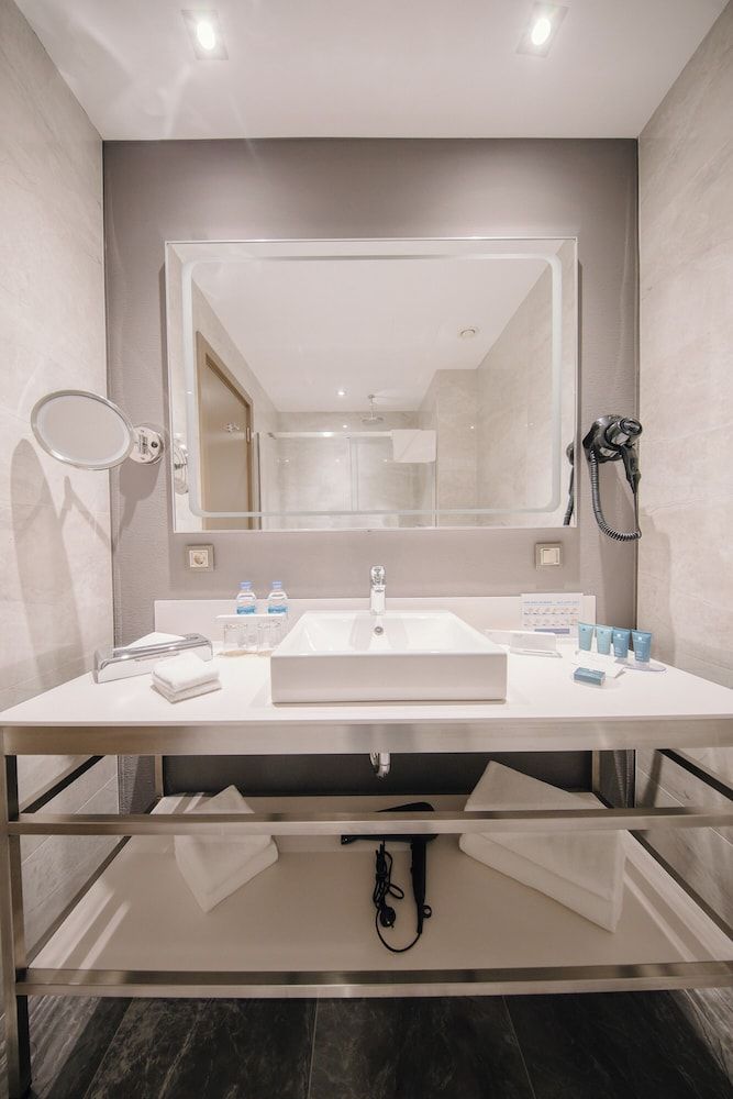 Wyndham Grand Tbilisi King Room with Interior View 2